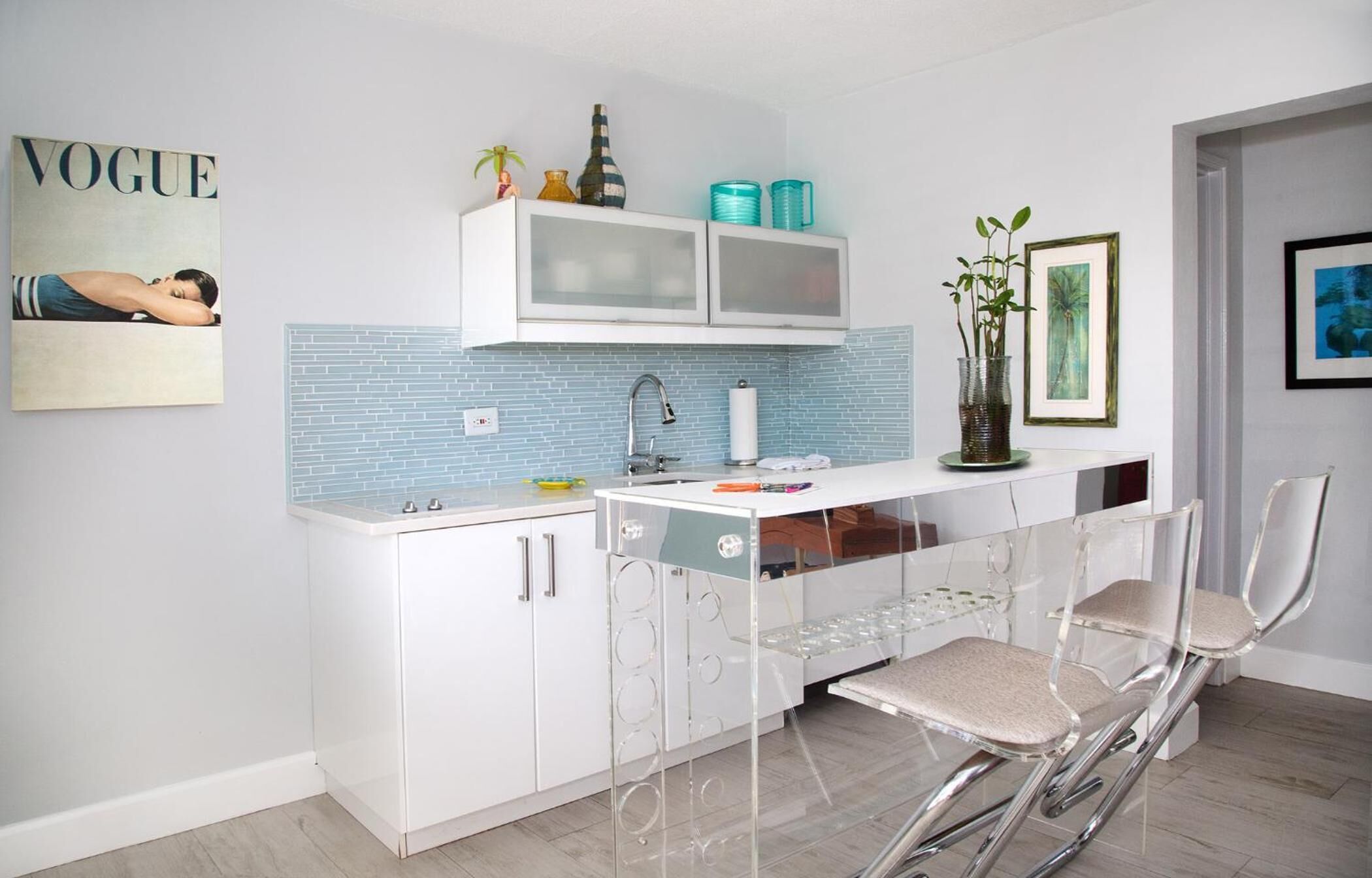 microwave, stovetop, coffee/tea maker, cookware/dishes/utensils