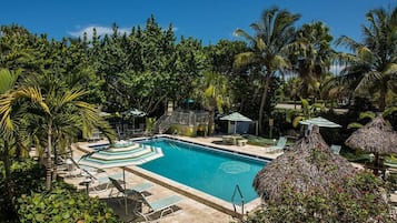 Kolam renang outdoor, dengan kursi berjemur