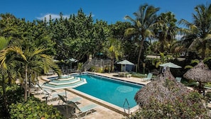 Piscina externa, espreguiçadeiras