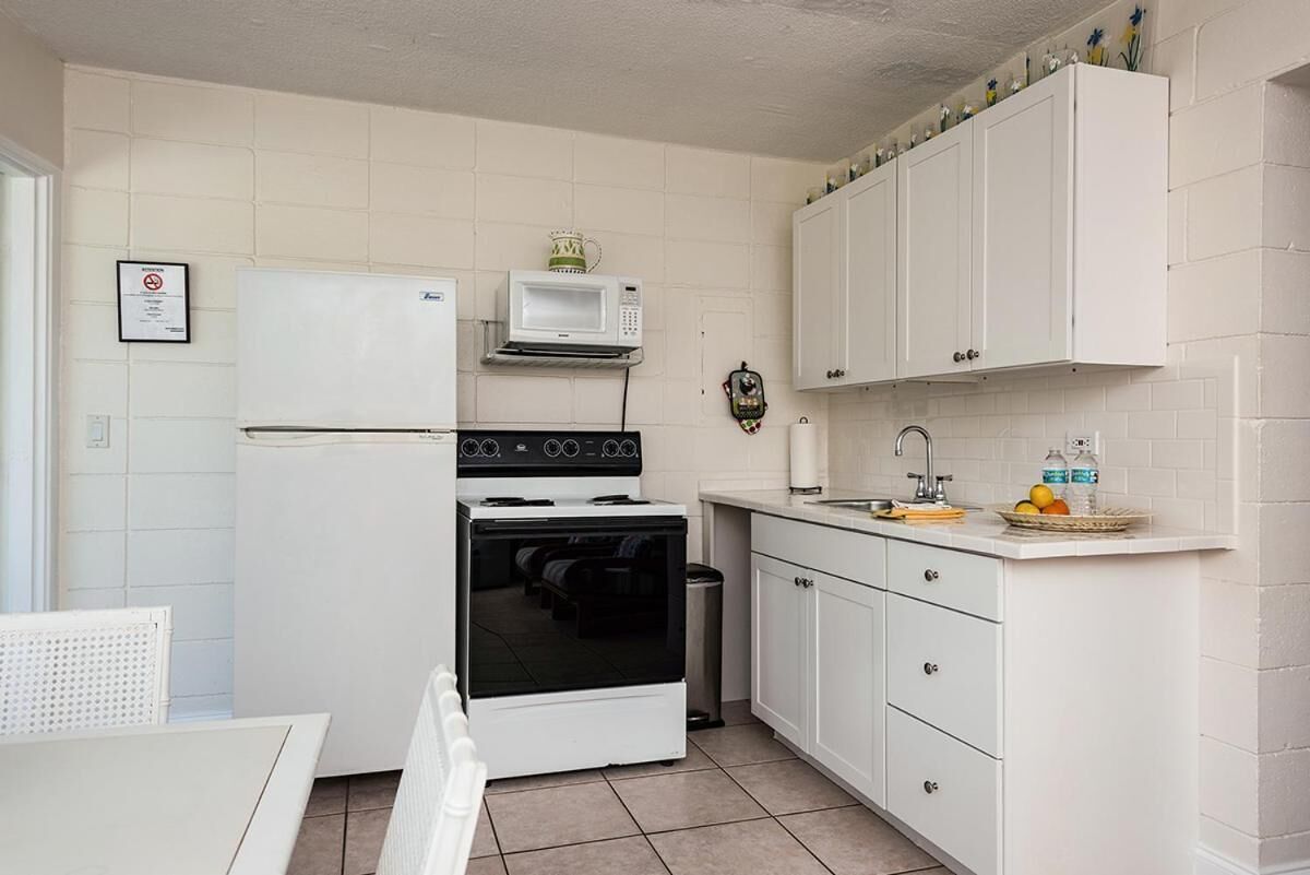 microwave, stovetop, coffee/tea maker, cookware/dishes/utensils