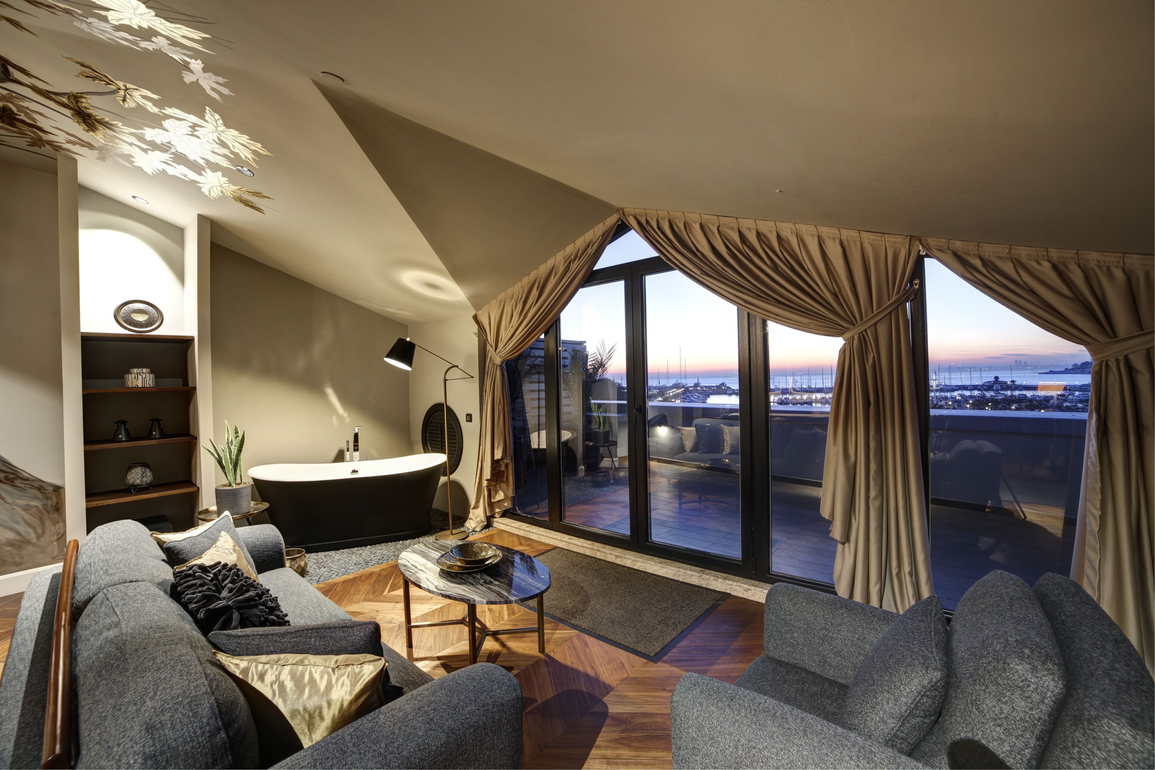 Queen's Room | Wohnbereich | 47-Zoll-Flachbildfernseher mit Satellitenempfang, Fernseher