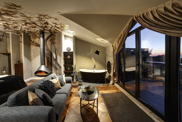 Queen's Room | Coin séjour | Télévision à écran plat de 47 pouces avec chaînes par satellite