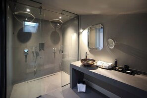 Habitació exclusiva | Bany | Dutxa, capçal de dutxa tipus cascada i articles de tocador gratuïts 