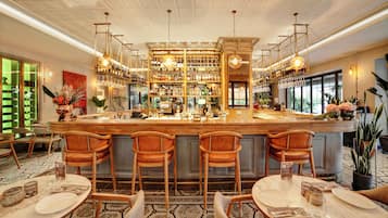 Petit déjeuner et déjeuner servis sur place, restauration en plein air