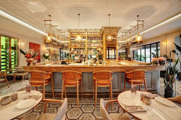 供應早餐、午餐和晚餐，露天餐廳