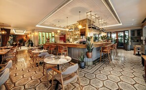 Aamiainen, lounas ja illallinen; ulkoilmaravintola 