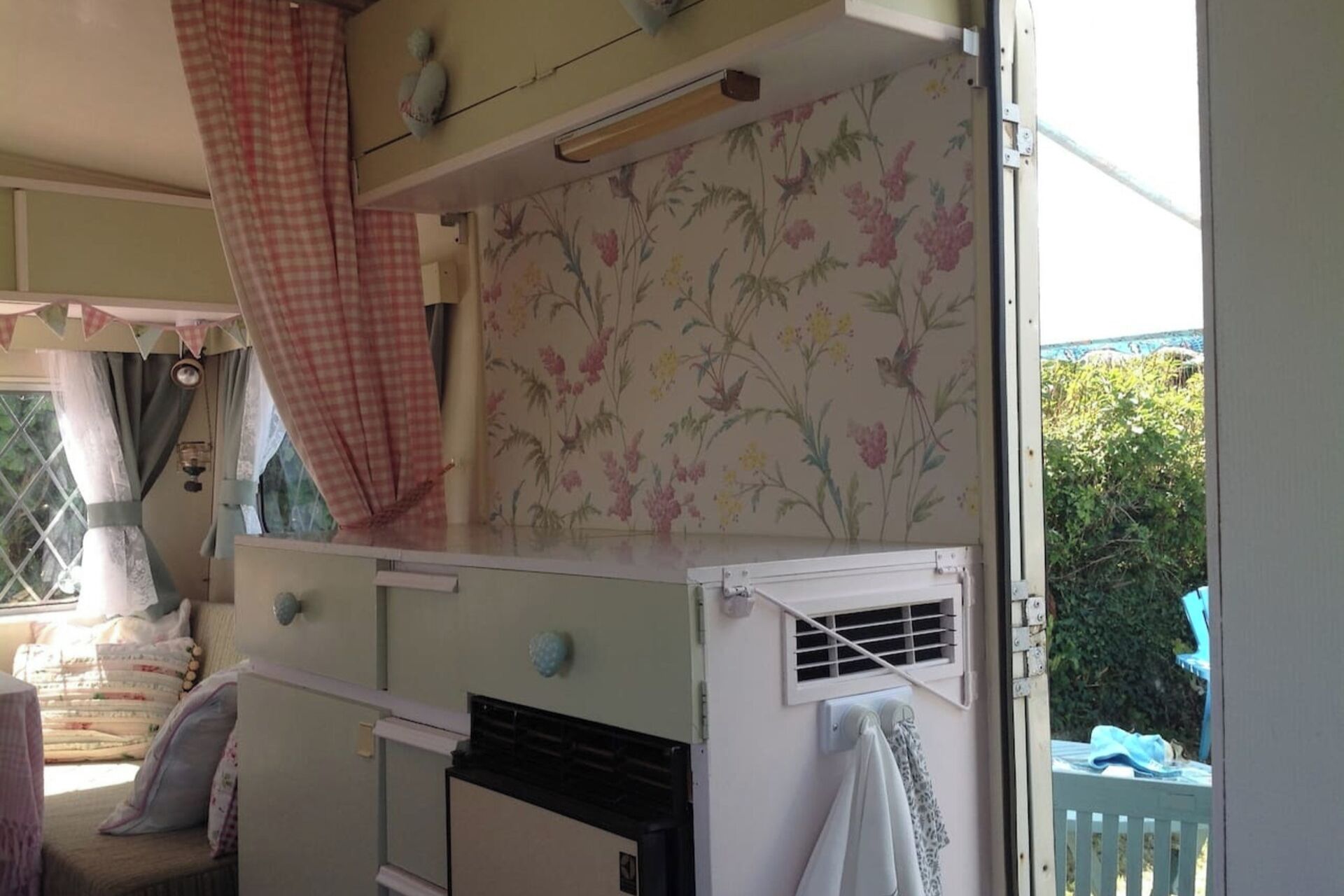 المنشأة من الداخل