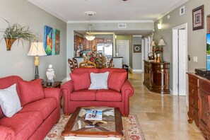 Condo, 2 habitaciones | Sala de estar | Televisión de 30 pulgadas con canales digitales 