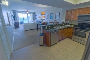 Condo, 2 habitaciones | Cocina privada | Refrigerador, microondas, parrilla de estufa y cafetera y tetera 