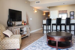 Condo, 1 quarto | Sala de estar | TV 30 polegadas com canais digitais