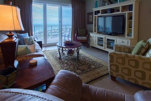 Daire, 2 Yatak Odası | Oturma odası | Dijital TV kanalları bulunan 30 inç televizyon 