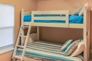 Condo, 2 quartos | 14 quartos, individualmente decorados, individualmente mobiliados