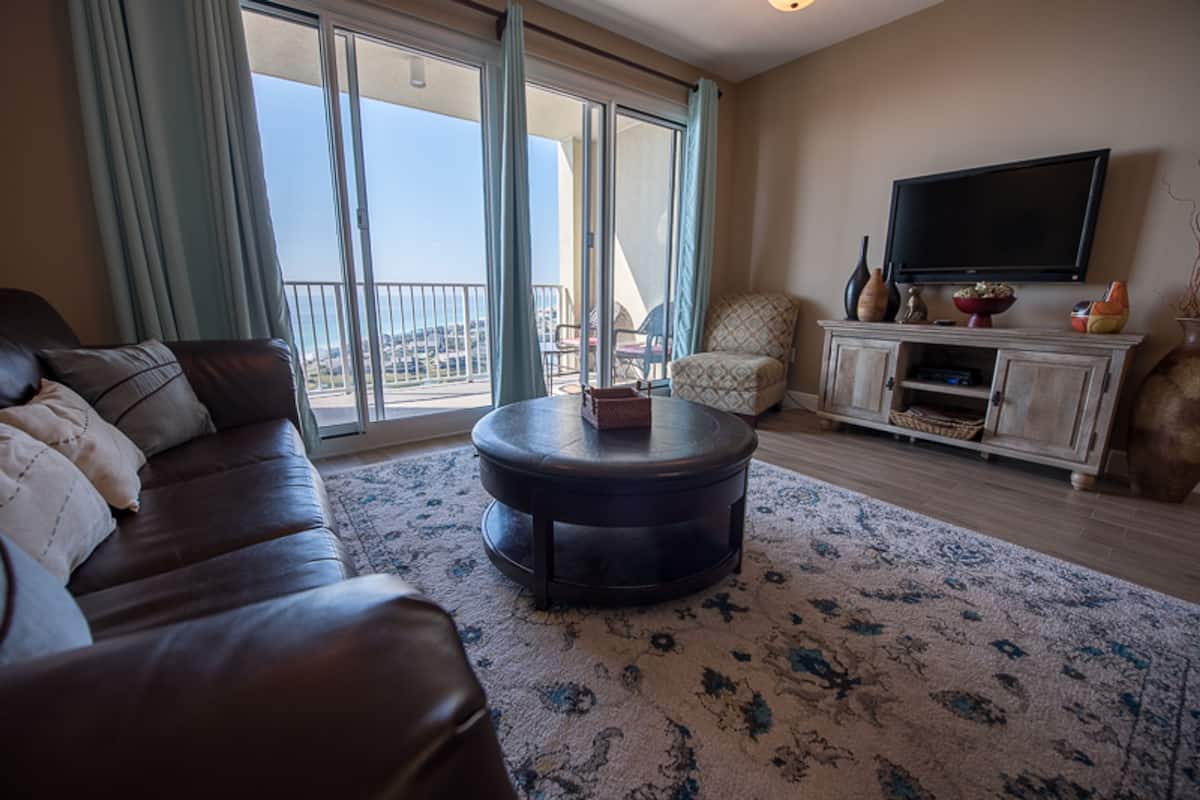Condo, 1 Bedroom | Living room