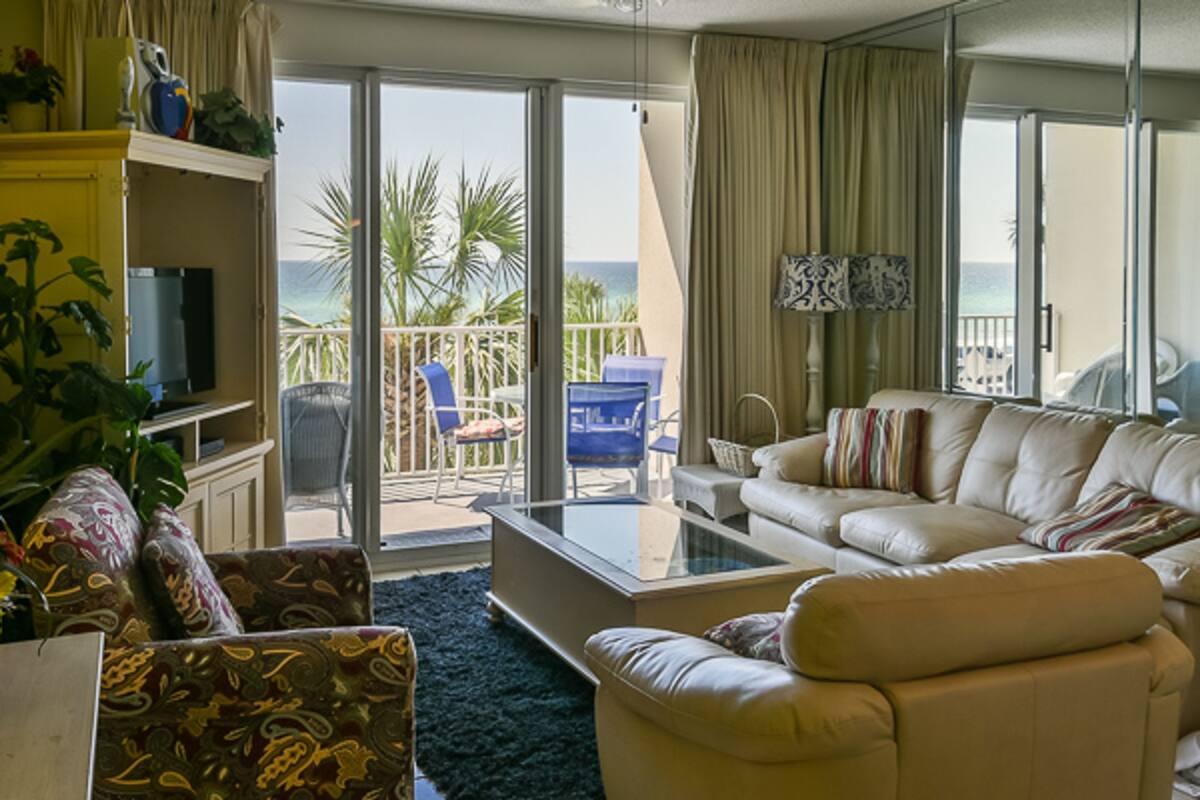 Apartment, 2 Schlafzimmer | Wohnzimmer | 30-Zoll-Fernseher mit Digitalempfang