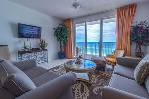 Apartamento, 2 habitaciones | Sala de estar | Televisión de 30 pulgadas con canales digitales