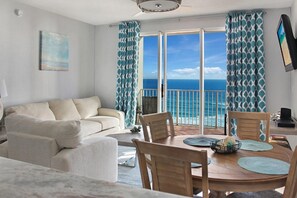 Apartamento, 1 habitación | Sala de estar | Televisión de 30 pulgadas con canales digitales