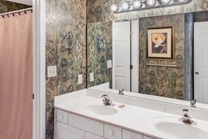 Bathroom - Majestic Sun by Seascape Resort (Miramar Beach)
