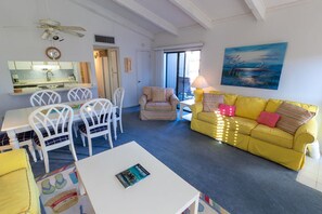 Apartment, 2 Schlafzimmer | Wohnzimmer | 30-Zoll-Fernseher mit Digitalempfang