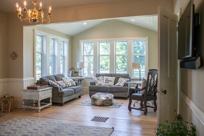 Beautiful Downtown Holland Home next to Kollen Park and Lake Macatawa