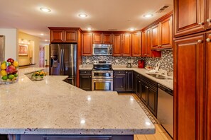 Condo, 3 Bedrooms | Private kitchen | Oven, coffee/tea maker, toaster