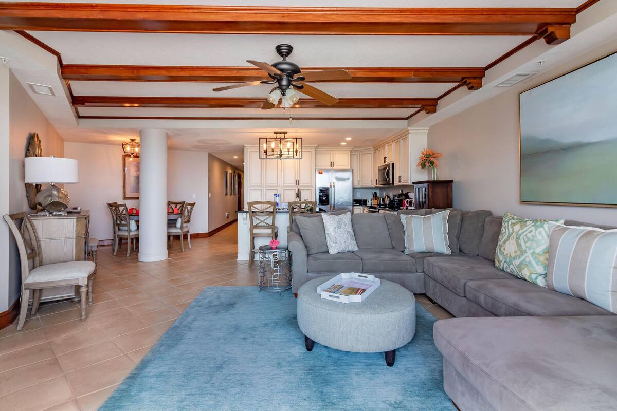 Condo, 3 Bedrooms | Living room