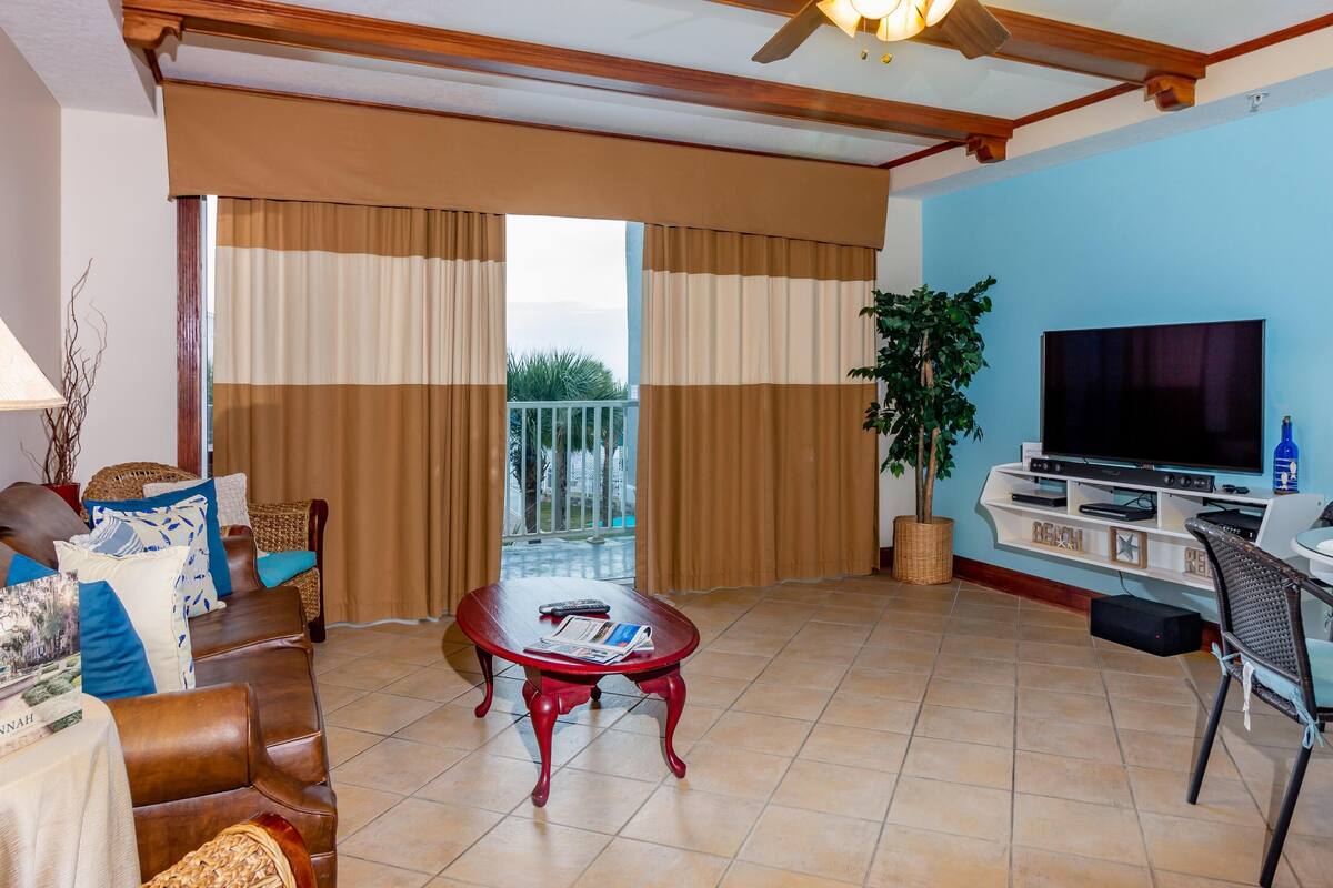 Condo, 2 Bedrooms | Living room