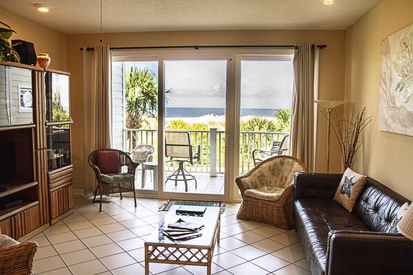 Condo, 3 Bedrooms | Living room