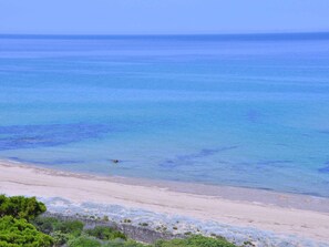 A beach with clear blue water and a sandy shore. - Residence a Badesi ID 3361 (Trinita d'Agultu e Vignola)
