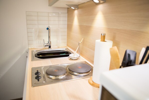 Réfrigérateur, four à micro-ondes, un four, surface de cuisson