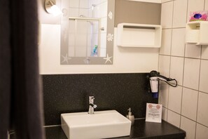 Séchoir à cheveux, serviettes fournies, savon, shampooing