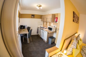 Réfrigérateur, four à micro-ondes, un four, surface de cuisson