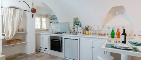 Fridge, oven, stovetop, coffee/tea maker