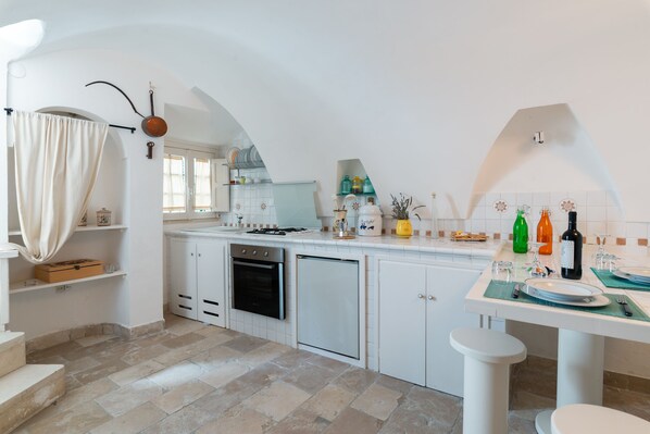 Kühlschrank, Ofen, Herdplatte, Wasserkocher mit Kaffee-/Teezubehör