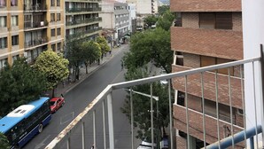 A multi-story building with balconies and a street view. - Amplio & Luminoso Depto Centro de Salta (Salta)