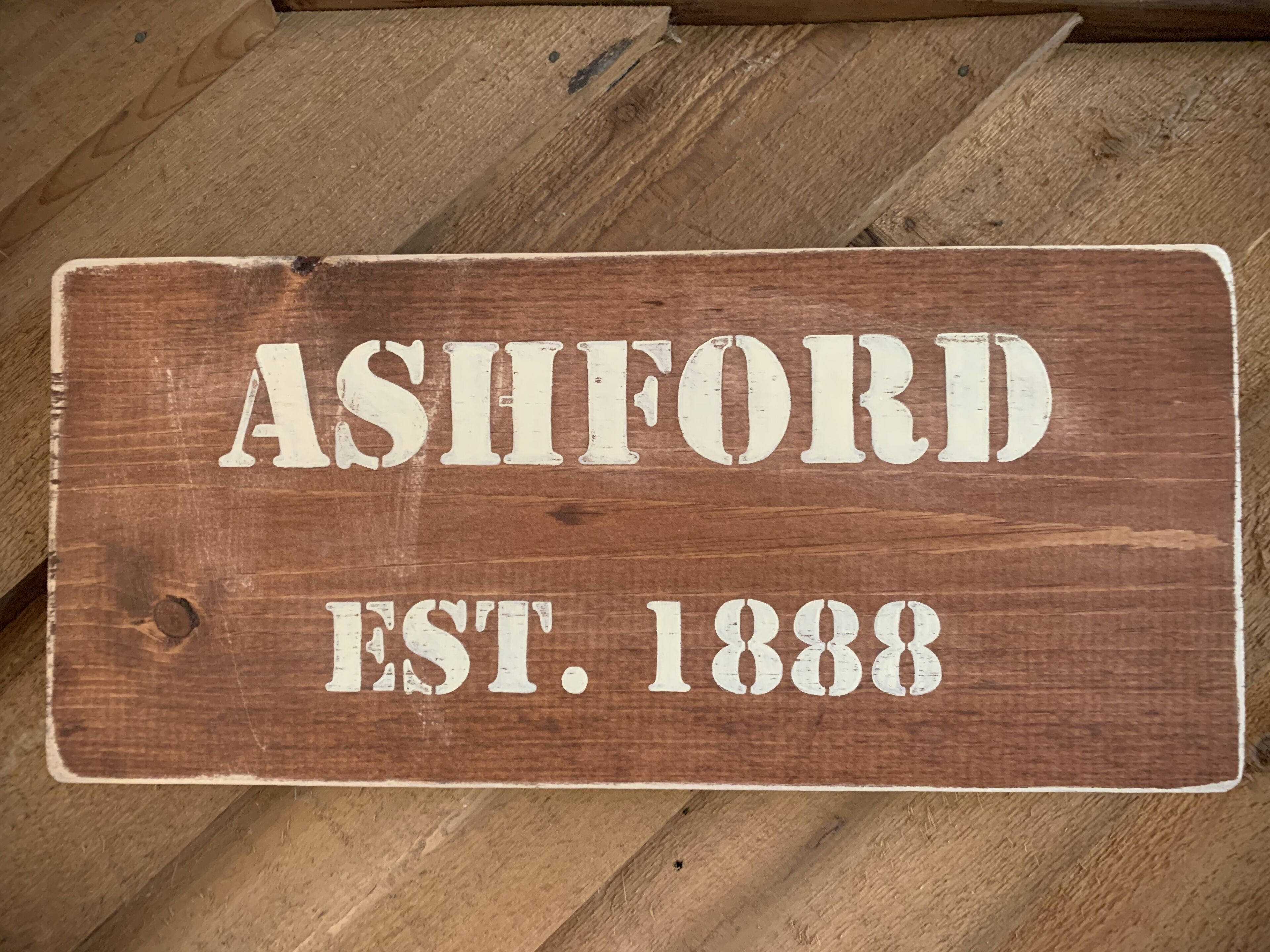 Ein Holzschild mit der Aufschrift 'ASHFORD EST. 1888'.