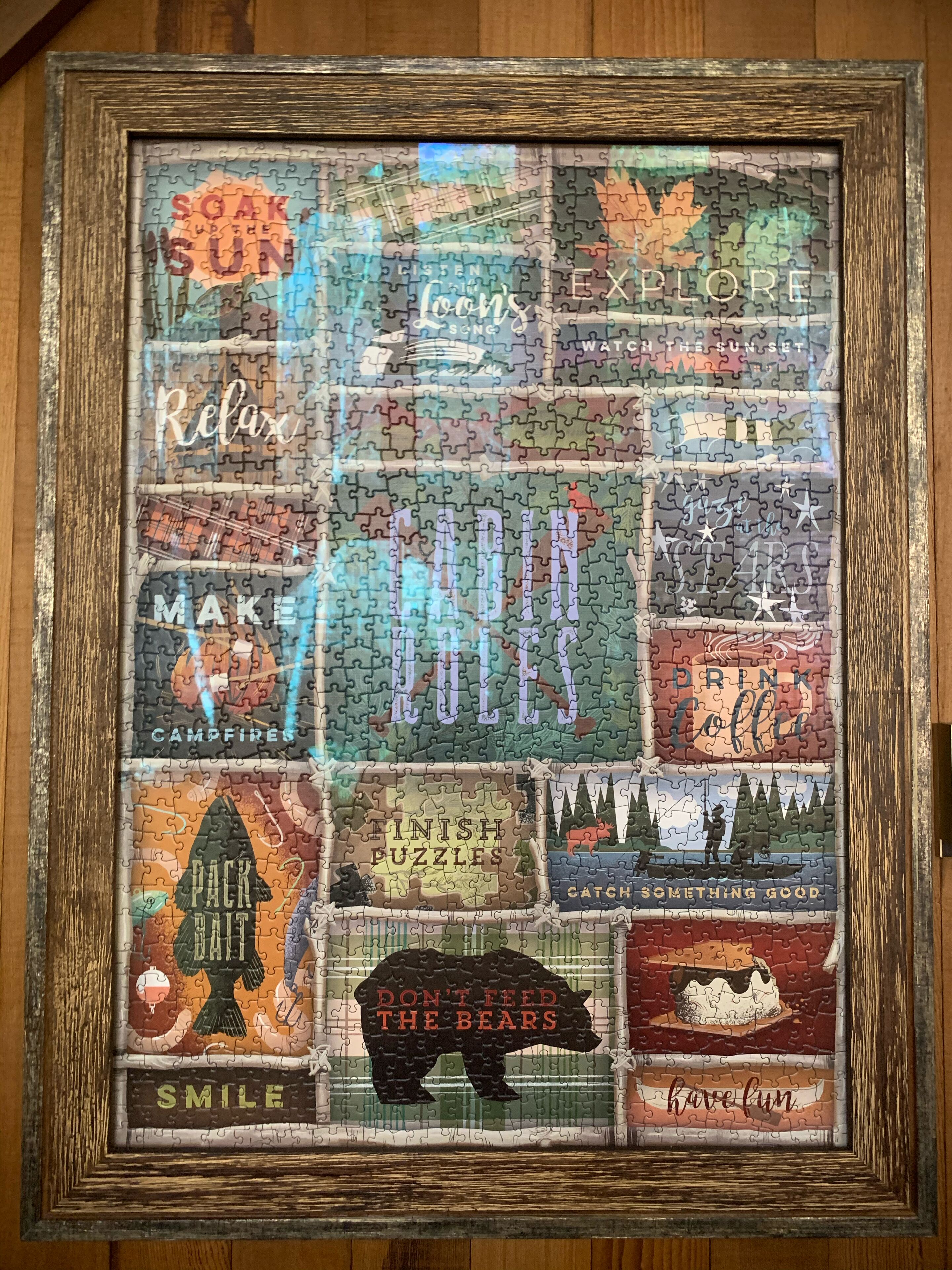 Un puzzle incorniciato con varie frasi motivazionali e immagini, come “Rilassati”, “Apri nuove strade” e “Non nutrire gli orsi.”