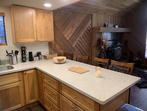 Fridge, microwave, oven, stovetop - Cozy Cabin, Riverfront, Near Mt Rainier Sleeps 2-6 (Ashford)