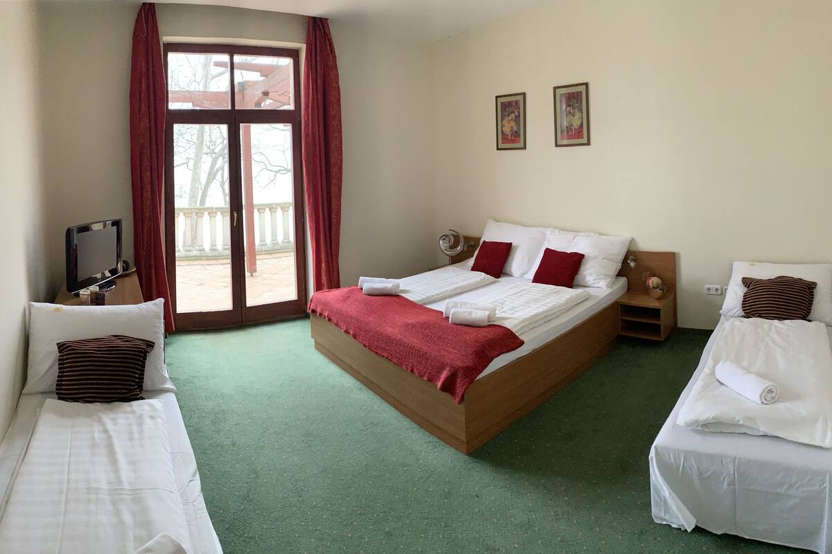 Phòng 4, ban công, quang cảnh hồ | Bàn, truy cập Internet không dây miễn phí