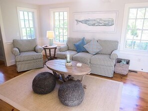 Casa de campo, várias camas, varanda, vista para o jardim | Sala de estar | TV