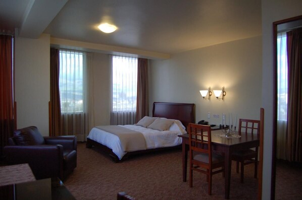 In-room safe, desk, laptop workspace, soundproofing - Hotel El Molino (Riobamba)