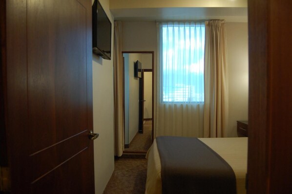 1 bedroom, in-room safe, desk, laptop workspace
