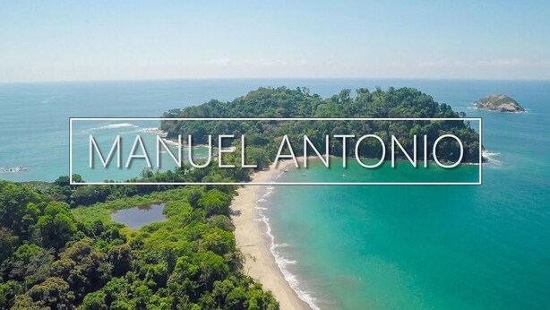 Un paysage côtier avec une plage et une zone boisée, portant la mention « MANUEL ANTONIO ».