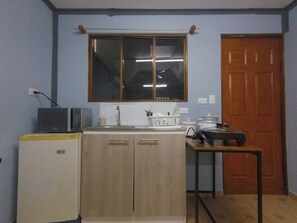 Coffee/tea maker, cookware/dishes/utensils