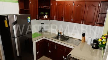 Refrigerador, cafetera y tetera y utensilios de cocina