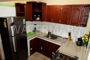 Kjøleskap, kaffetrakter/tekoker, kjøkkenutstyr og papirhåndklær