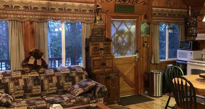 Black Bear Cozy Chalet, Lakeview, kayaks available for use