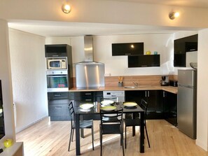 Fridge, microwave, oven, stovetop - Cosy cottage with terrace and private parking (Guidel)