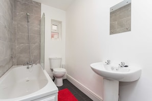 Family Apartment, Private Bathroom (Strawberry Suite) | Bathroom