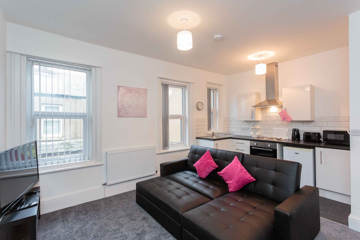 Deluxe Apartment, Ensuite (Raspberry Suite) | Shared kitchen