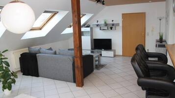 Smart-TV, Videospiele, DVD-Player, Tischtennisplatte